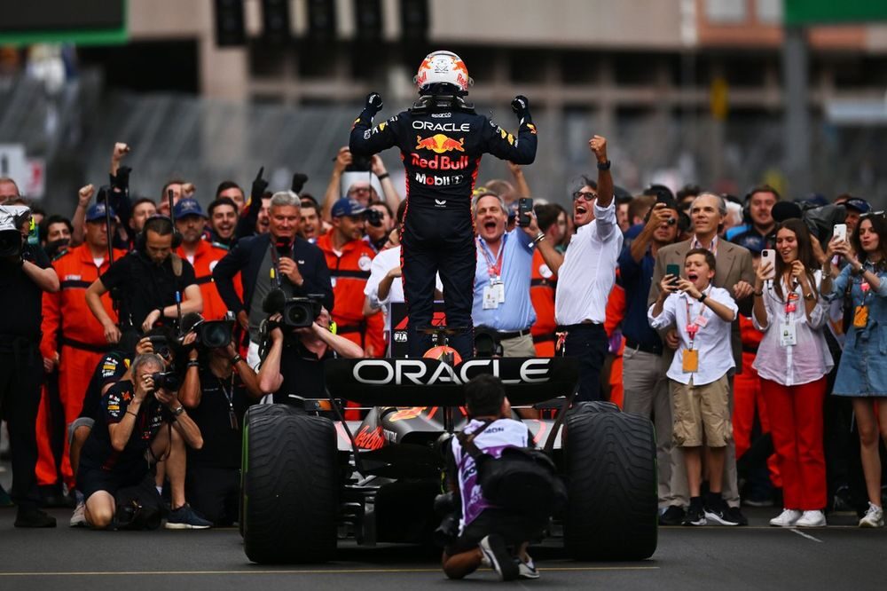 race-winner-max-verstappen-red-1-3069714