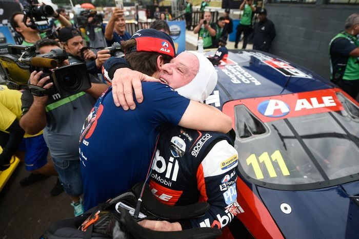 rubens-barrichello-abraca-dudu-1-1101548